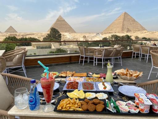 Shadow Pyramids Suites and Jacuzzi - Housity