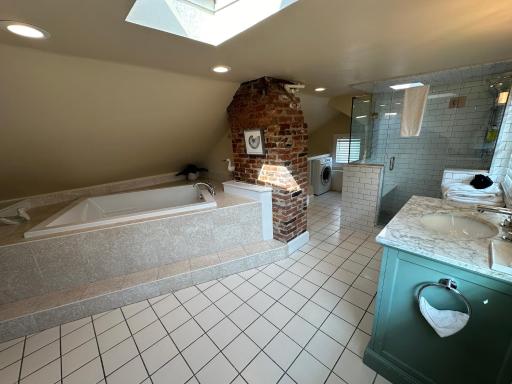 Entire Charming Victorian Home Downtown Newport - Housity