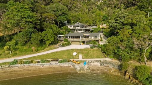 Water's Edge Holiday Home - Housity