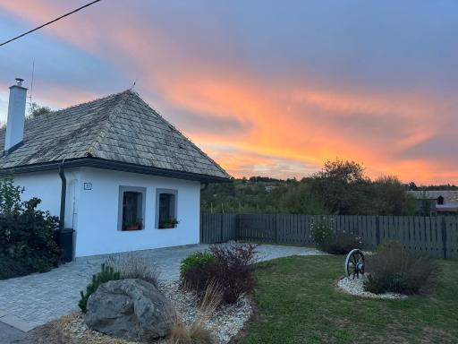 Biely domček so záhradou v malej obci Devičie - Housity