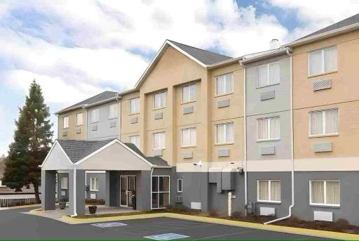 dubuque inn & suites - Housity