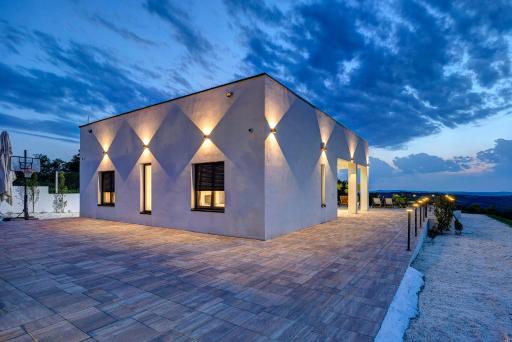Hill Luxury House - Housity