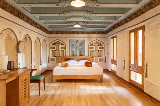 DUSTON Boutique - Housity