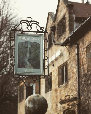 Mallyan Spout Hotel - Housity