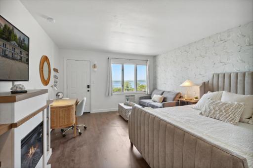 Perfect Lake View Single King Private Fireplace - Housity