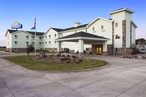Days Inn & Suites by Wyndham Columbus NE - Housity