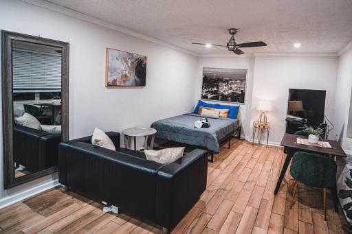 Downtown Studio, Skyline View, Walk to Attractions - Housity