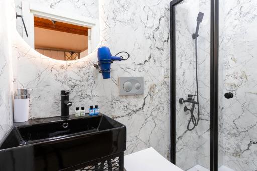 The Astra Hotel - Housity