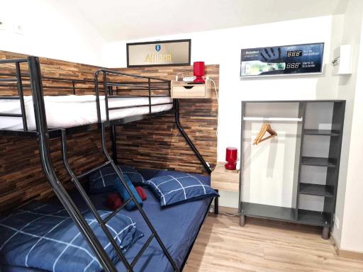 10 - Joli studio avec deux lits, tout équipé pour 1, 2 ou 3 personnes maximum, vue sur parc arboré, parking privatif gratuit, grand fourgon possible, tout le linge de maison est fourni - Housity