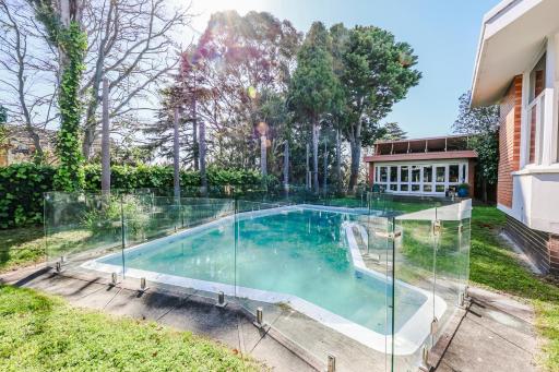 StayAU Spacious 6BR McKinnon Pool Home - Housity