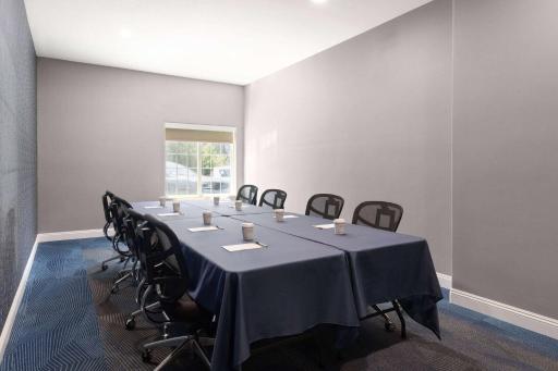 La Quinta by Wyndham Bakersfield North - Housity