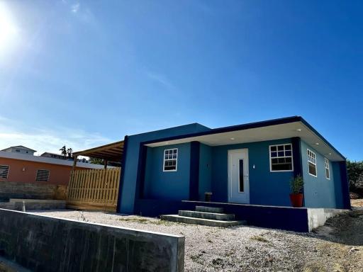 Cozy 3 Bedroom 2 bath home with patio - Housity