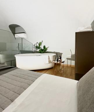 Jacuzzi Luxury Apartment in the Town Centre - Hizvo