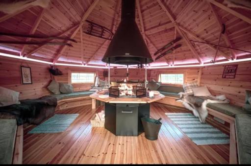 Beautiful bar b q lodge with 4 sleeping platforms with its own separate toilet and shower facility next to the lodge - Housity