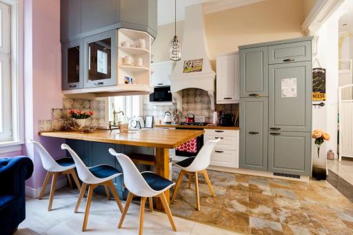 ROOMS in a Luxury designer period apartment in Old Town by presidential palace - Housity