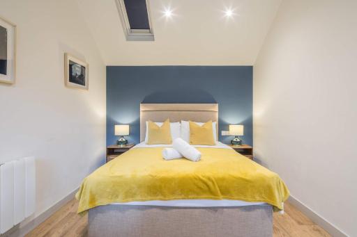King Deluxe Ensuite with Courtyard View - Hawking - Housity