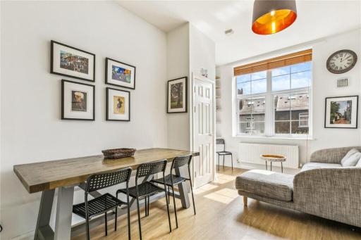 Charming 1 bedroom flat with parking in Brentford - Housity