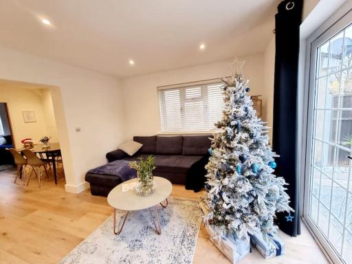 Detached House Work Holiday Relax Private Parking Nature 10miles away from Heathrow Airport - Housity