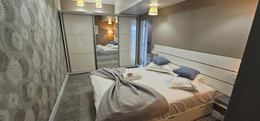 Serenity Lake View Panoramic Suite ApartHotel Top Floor - Housity