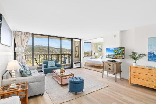 Aloha Hawaii, Waikiki Condo with Great Mountain Views & Free Parking! - Housity