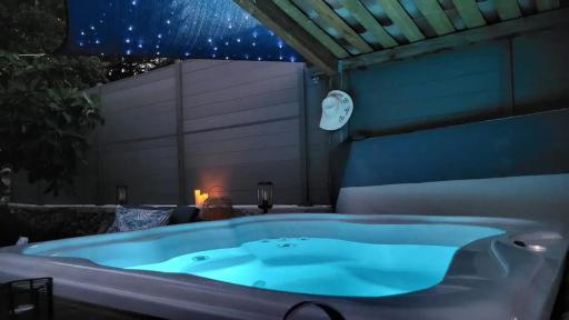 L'Antre deux Pierres, romantisme, jacuzzi extérieur, plateau dinatoire - Housity
