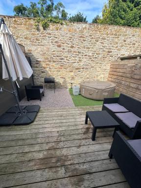 The GREEN HOUSE , grand parking, proche gare, jardin, jacuzzi - Housity