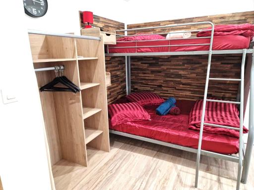 09 - Joli studio avec 2 lits, logement tout équipé pour 1, 2 ou 3 personnes maximum, vue sur parc arboré, parking privatif gratuit, grand fourgon possible, tout le linge de maison est fourni - Housity