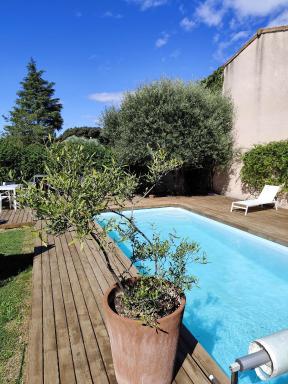Chambre studio indépendante au calme vue sur piscine - Housity