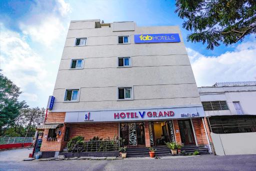 FabHotel V Grand - Vijayawada railway station - 900m - Housity