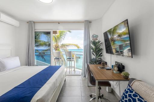 Maho Beach House - Petite Studio - Ocean View - Housity
