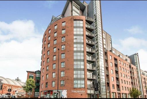 Luxury 2 bedroom apartment Manchester City Centre With Free Parking - Housity