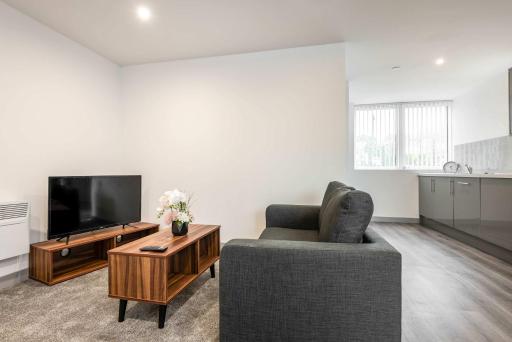 Modern & Bright 1 Bedroom Apartment in Yeadon - Housity