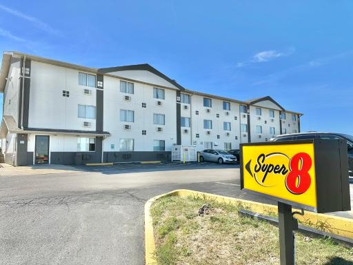 Super 8 by Wyndham Bloomington Normal - Housity