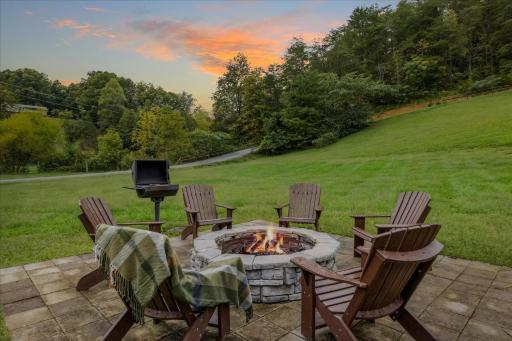 Black Bear Lodge - Firepit, Game Room, Hot Tub - Housity