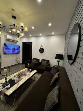 Designer 1BR Apartment w Top City View & Eateries - Housity