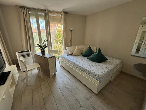 Central with charm and sea views - Housity