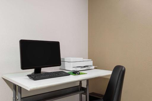Super 8 by Wyndham Germantown/Milwaukee - Housity