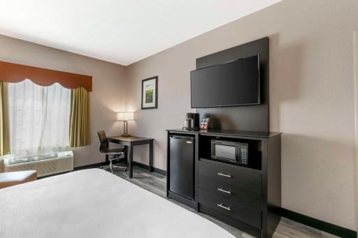 Best Western Plus Des Moines West Inn & Suites - Housity