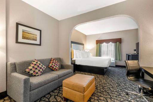 Best Western Plus Des Moines West Inn & Suites - Housity