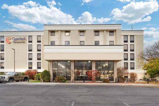 Comfort Inn & Suites - Housity