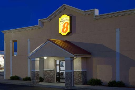 Super 8 by Wyndham Lafayette - Housity