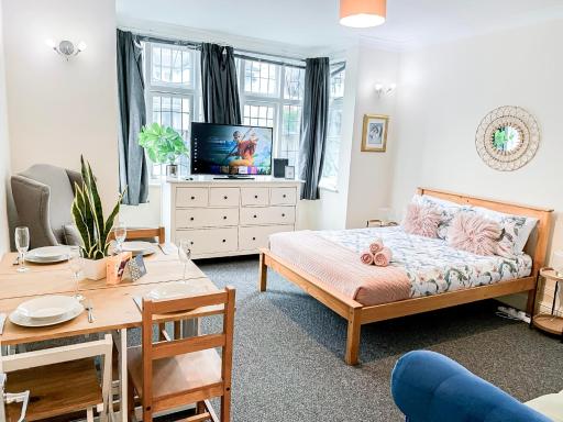 Cosy Apartments Near Hampstead Heath With Free On-Site Parking & Private Gardens, Golders Green - Housity