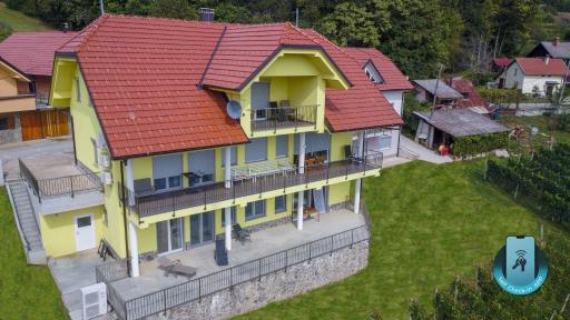 Yellow House Grabrovec - Housity