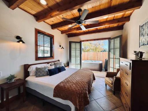Little Dutch Cabin #1 - 12 min to Magnolia-Baylor - Housity