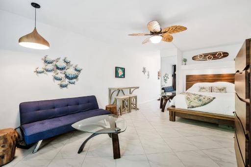 DOWNTOWN Hawaiian Theme Condo with Hot Tub, Pool & Beach - Kona Islander Inn - Housity