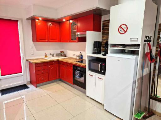 03 - Joli studio traversant situé au rdc avec 2 lits, tout équipé pour 1, 2 ou 3 personnes maximum, entrée indépendante donnant sur parking dont une place est réservée devant la porte, grand fourgon possible et petit jardin sur l'arrière comme une maison - Housity