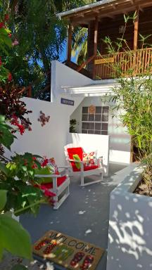 Amanda's Place Green Studio - pool and tropical garden - Housity