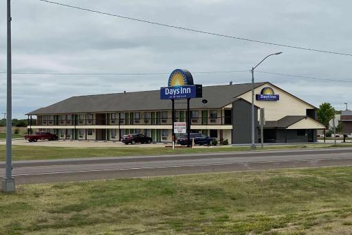 Days Inn by Wyndham Pratt - Housity