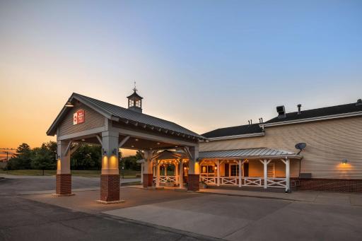 Best Western Plus University Park Inn & Suites - Housity
