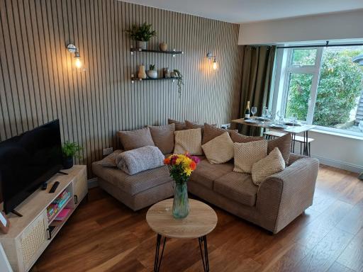 Sunlit garden bungalow - Housity